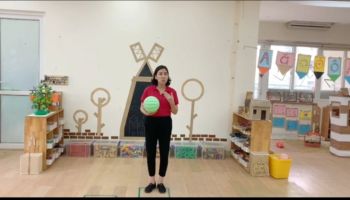 Thể chất: Vận động liên hoàn với bóng - GV: Lê Thu Huyền